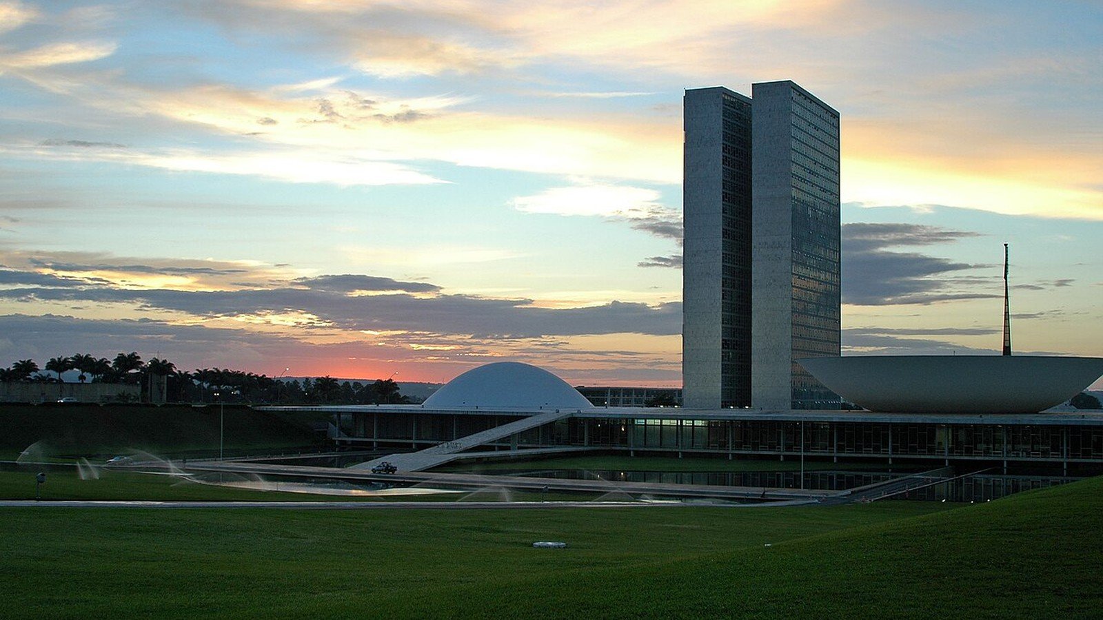 Congresso Nacional em Brasília ao amanhecer, com as duas torres e as cúpulas