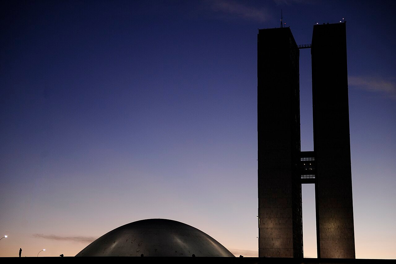 Silhueta da cúpula e das torres do Congresso Nacional, em Brasília, ao entardecer