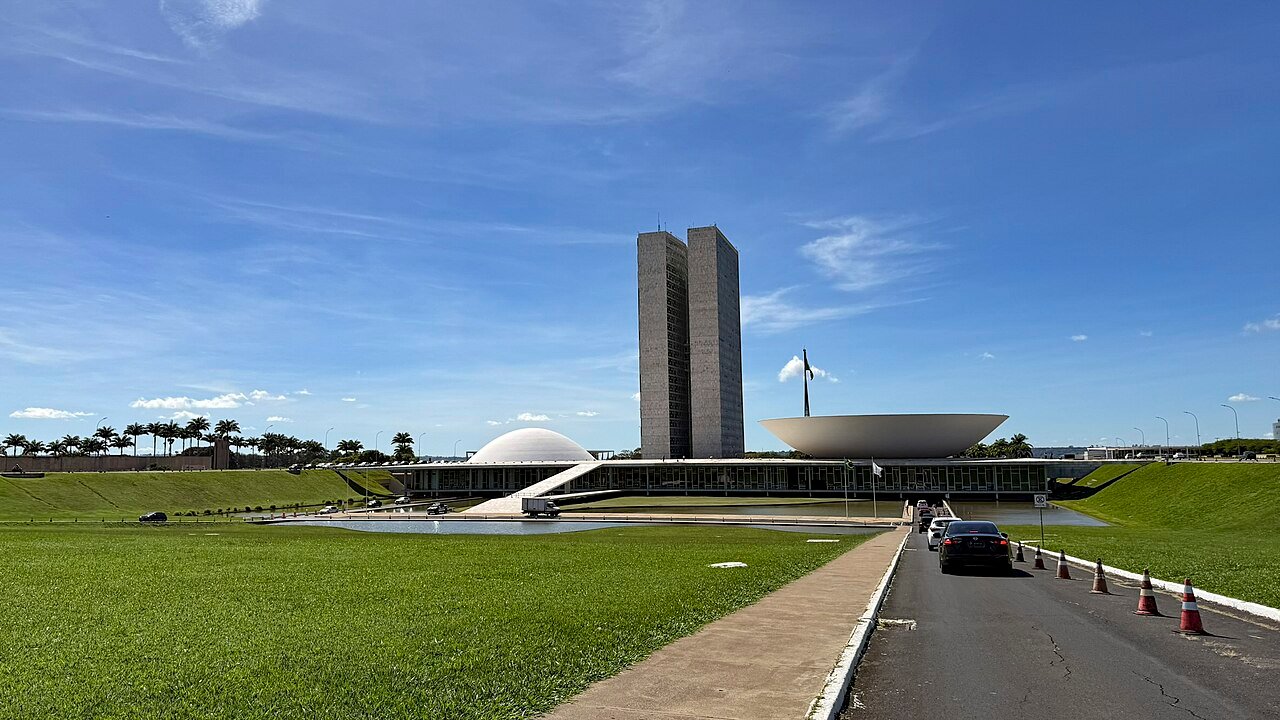 Vista frontal do Palácio do Congresso Nacional, em Brasília, com o espelho d'água em primeiro plano