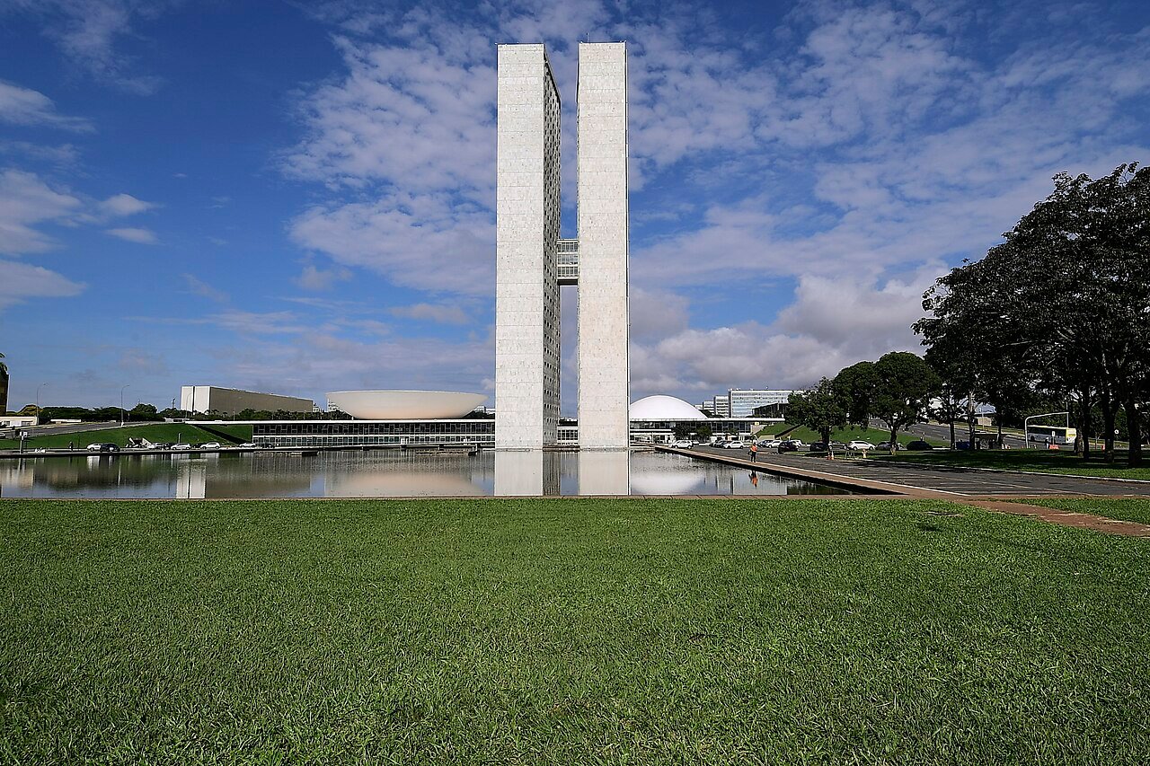 Fachada do Palácio do Congresso Nacional em Brasília, com as duas torres e as cúpulas do Senado e da Câmara