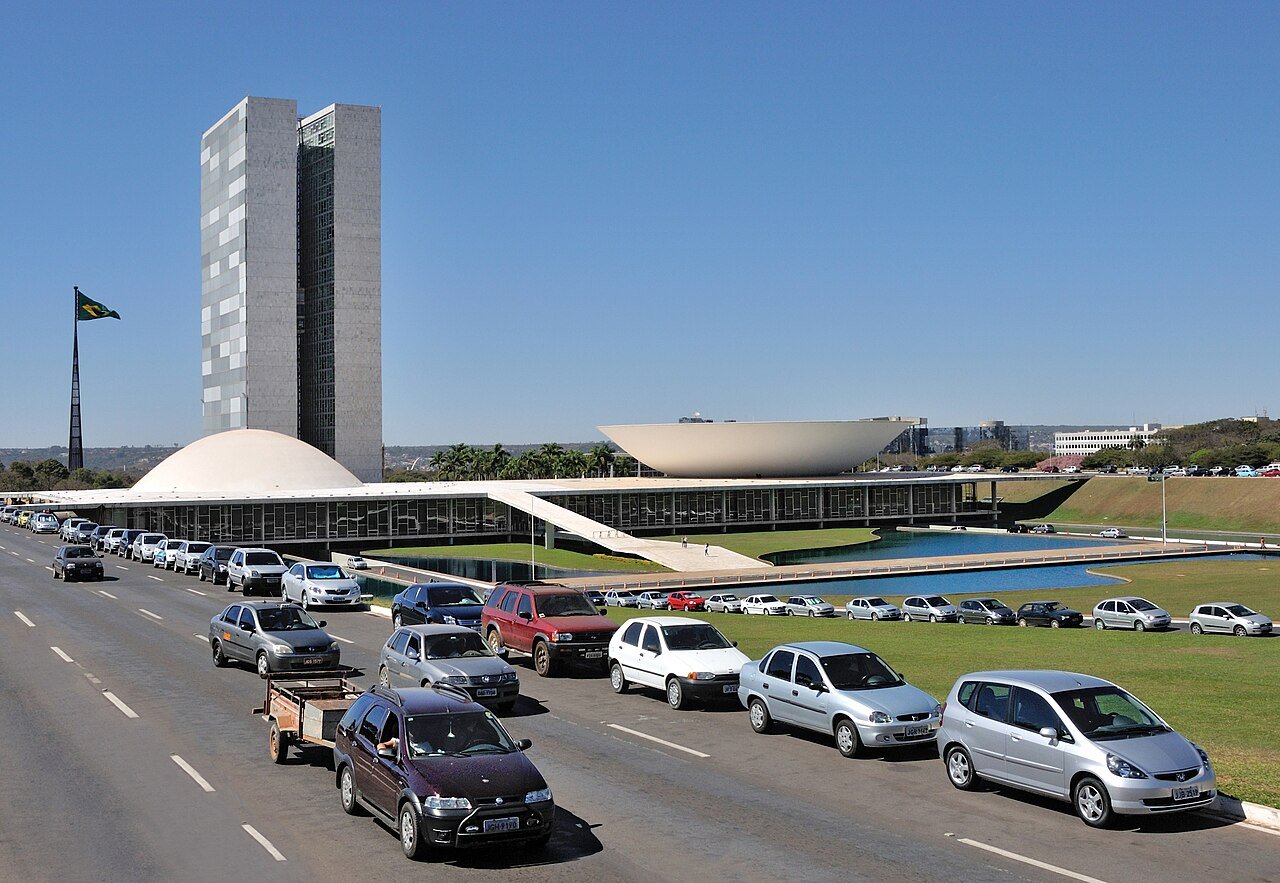Congresso Nacional em Brasília, com as torres, as cúpulas da Câmara e do Senado e a bandeira do Brasil hasteada