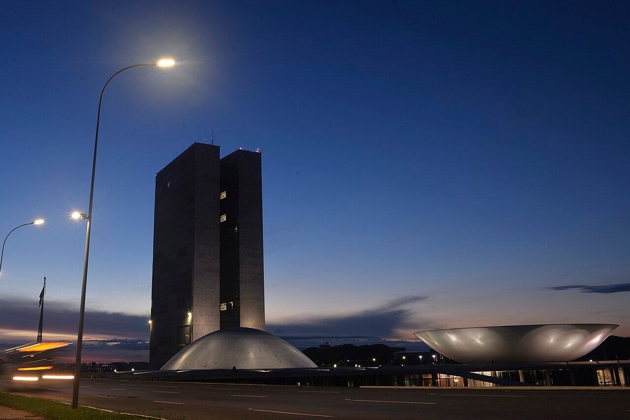 Congresso Nacional ao anoitecer visto da Esplanada dos Ministérios
