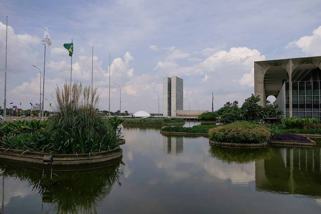 Fachada do Congresso Nacional vista dos jardins do Itamaraty, em Brasília, com as duas cúpulas e o edifício das torres ao fundo