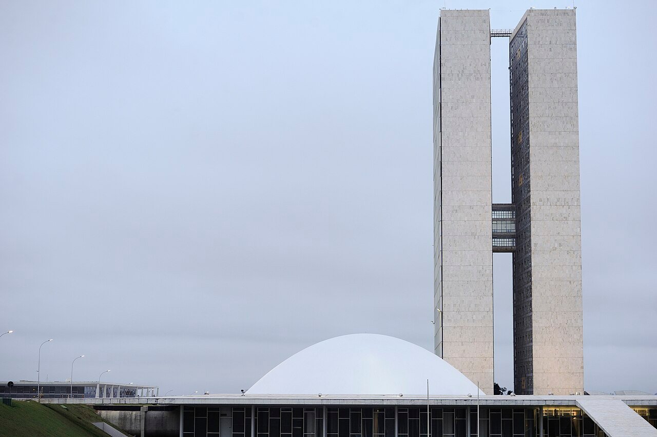 Cúpula do plenário do Senado Federal e as torres do Congresso Nacional, em Brasília