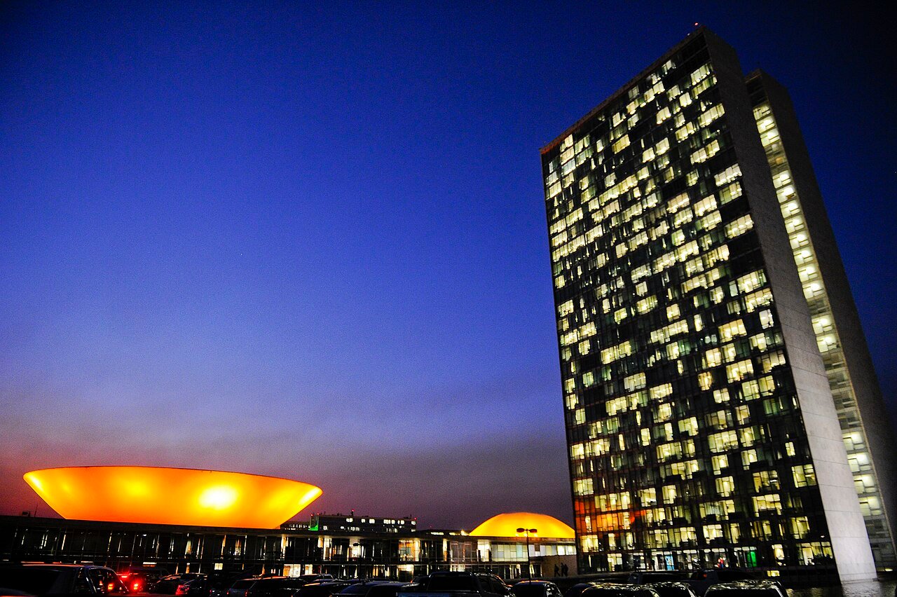 Palácio do Congresso Nacional, em Brasília, ao anoitecer, com as cúpulas iluminadas
