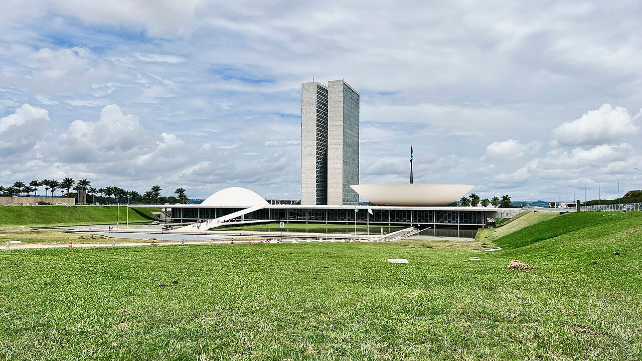 Vista externa do Congresso Nacional, em Brasília, com o gramado em primeiro plano