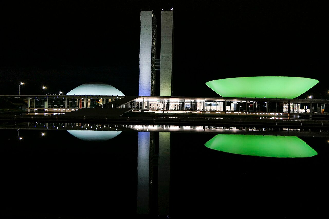 Congresso Nacional iluminado à noite, em Brasília