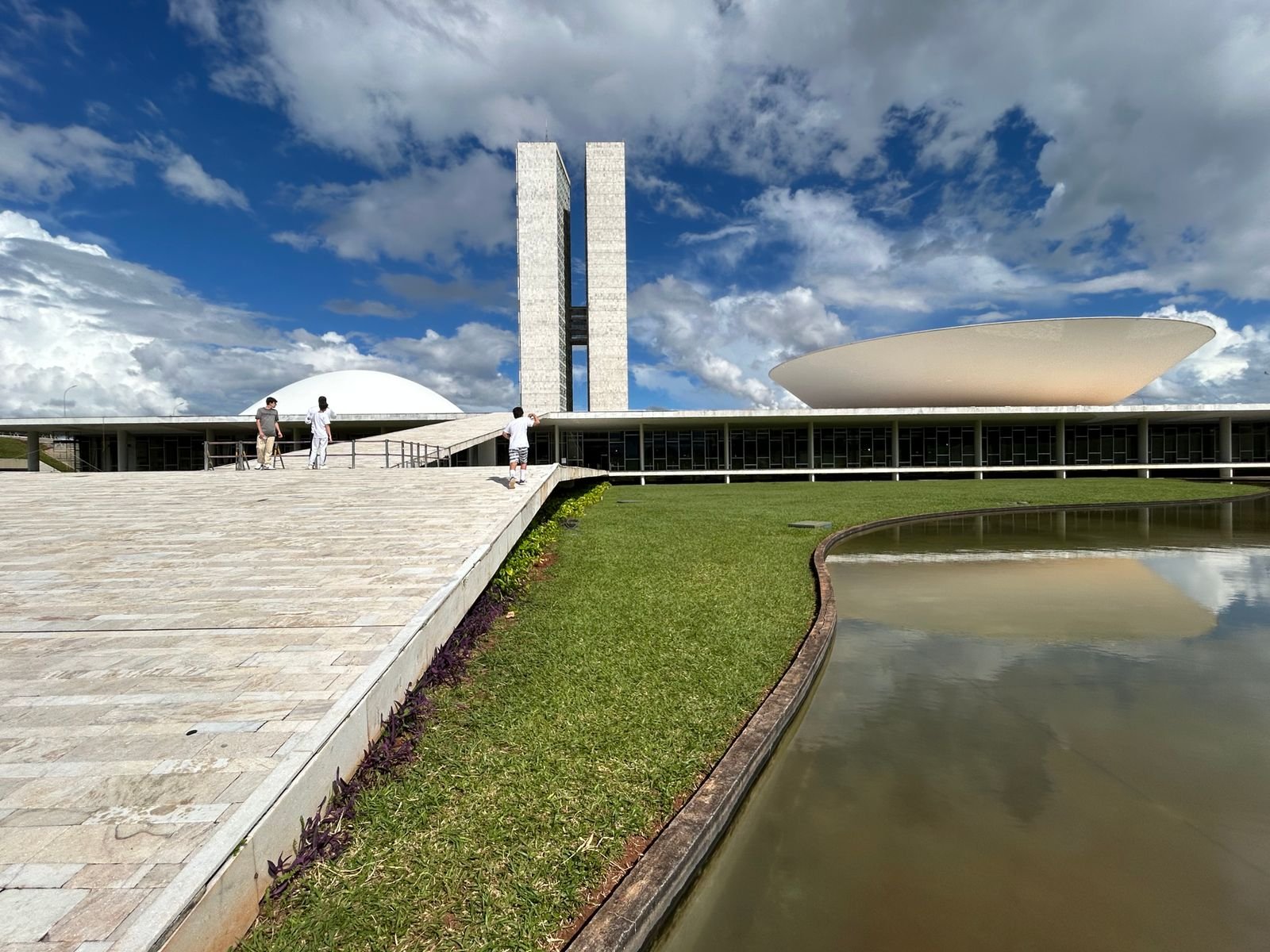 Edifício do Congresso Nacional, em Brasília, com as torres gêmeas e a cúpula do Senado