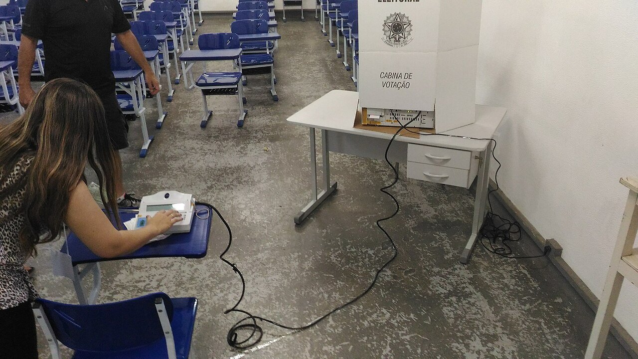 Cabina de votação e urna eletrônica montadas em seção eleitoral