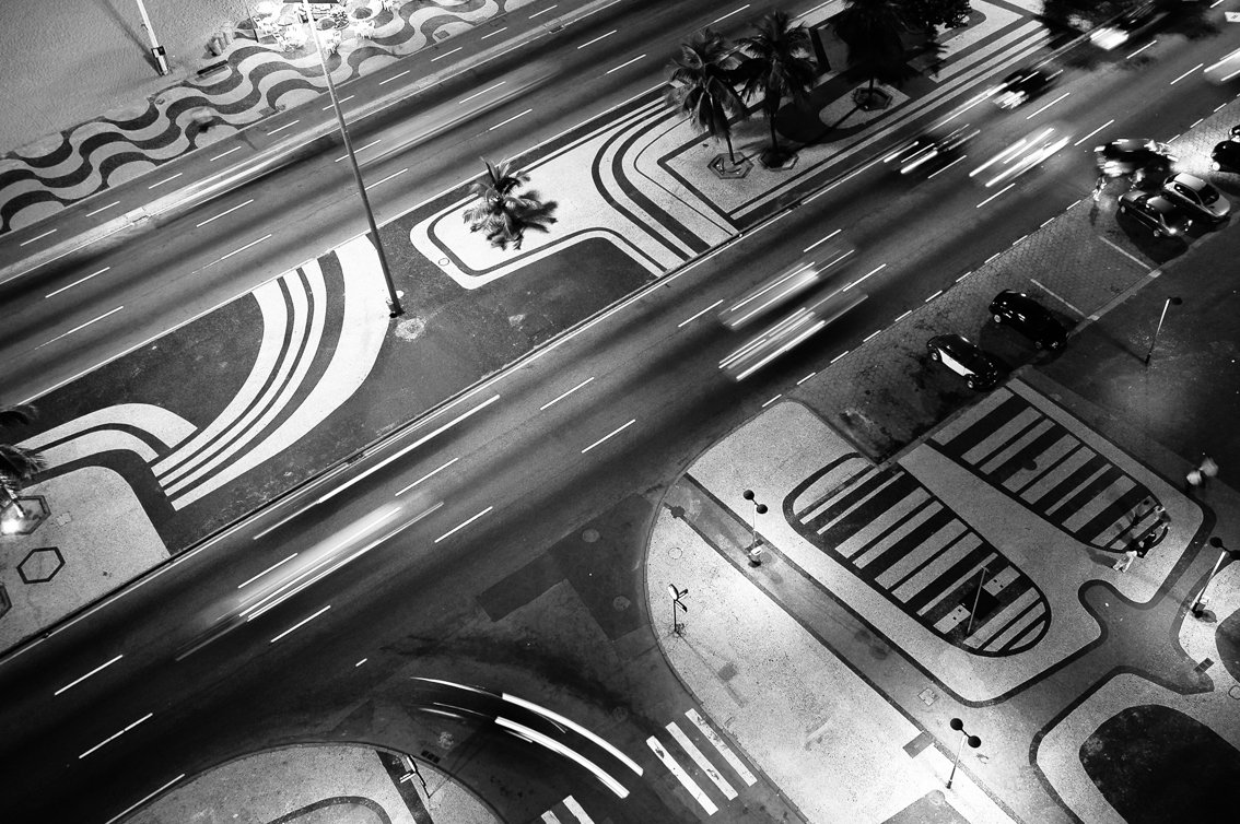 Vista aérea noturna do calçadão de Copacabana e da Avenida Atlântica, no Rio de Janeiro