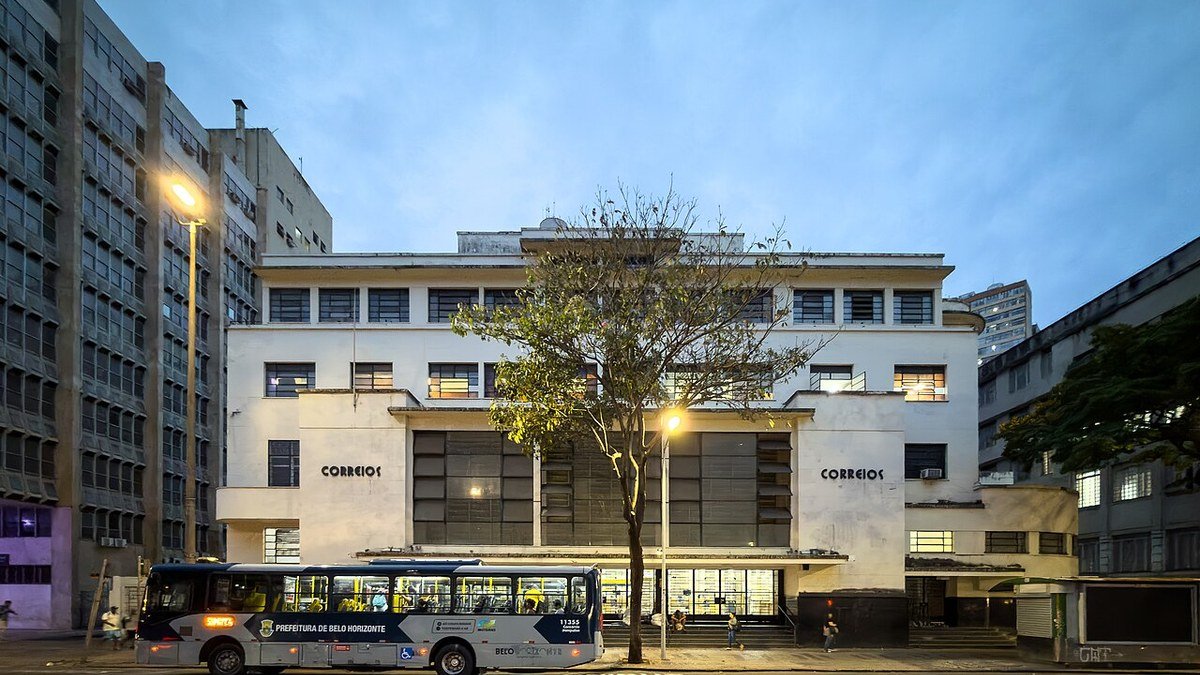 Fachada da Agência Central dos Correios, com o nome da empresa na parede