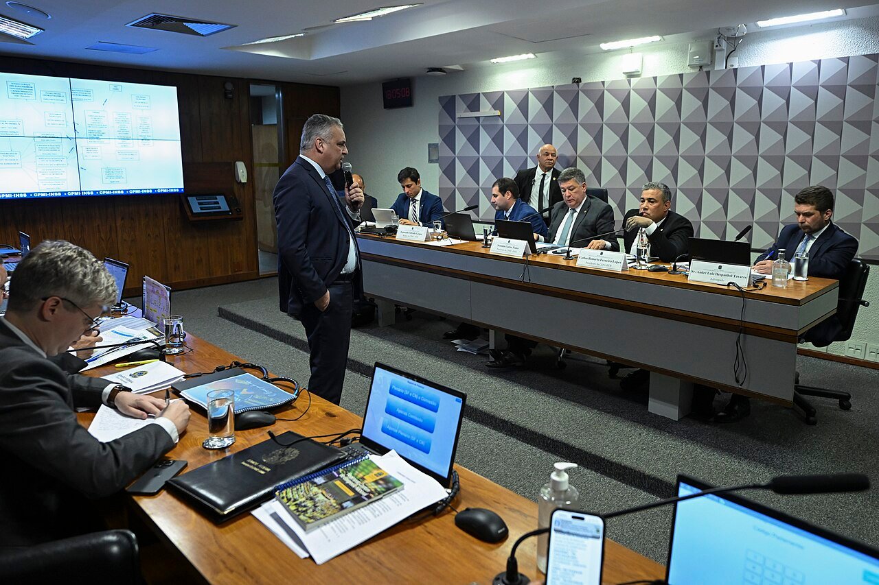 Sessão da Comissão Parlamentar Mista de Inquérito do INSS, no Congresso Nacional, com parlamentares à mesa