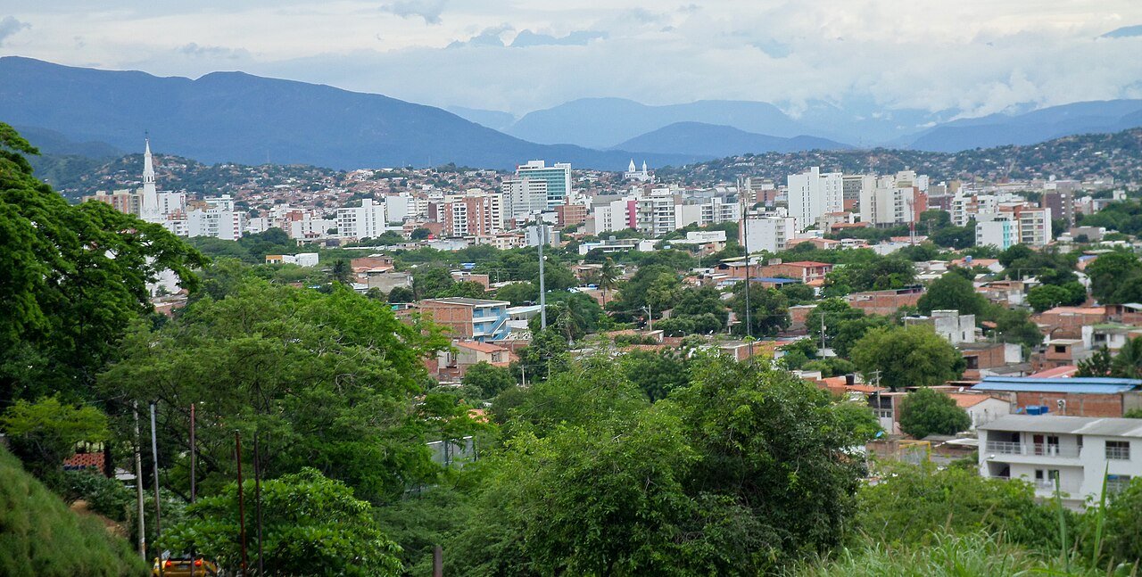 Vista panorâmica da cidade de Cúcuta, na Colômbia, com prédios e montanhas ao fundo