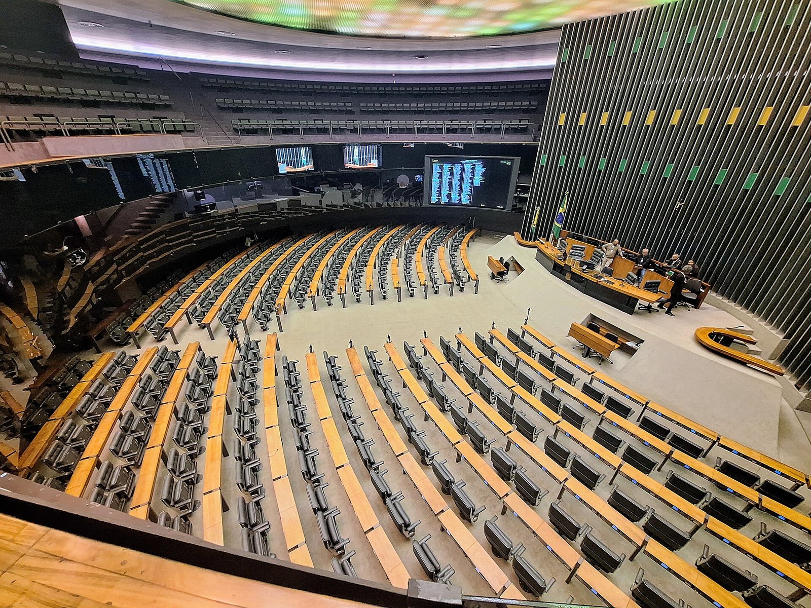Plenário Ulysses Guimarães, da Câmara dos Deputados, com o painel eletrônico de votação ligado