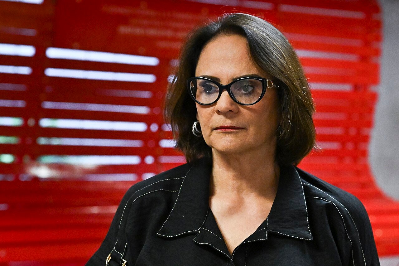A senadora Damares Alves, de oculos escuros de armacao grossa e camisa preta, em foto de arquivo no Senado