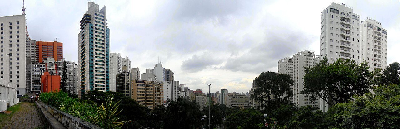 Vista panorâmica de prédios residenciais e comerciais na cidade de São Paulo