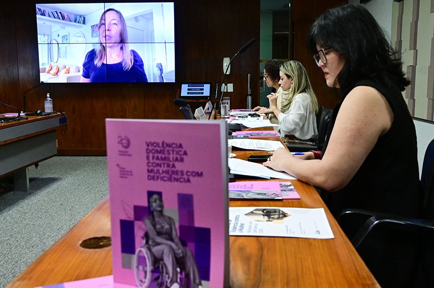 Exemplar impresso da pesquisa sobre violência contra mulheres com deficiência sobre a mesa da audiência na Comissão de Direitos Humanos do Senado