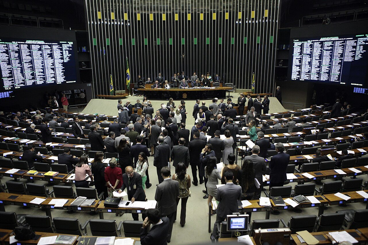 Vista geral do plenário da Câmara dos Deputados com os painéis eletrônicos de votação acesos