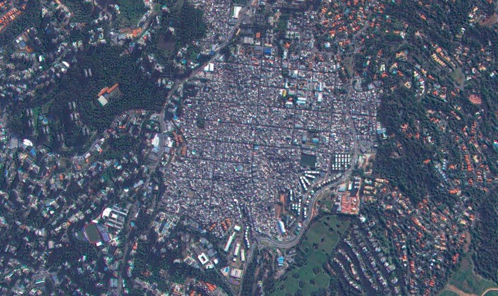 Vista aérea do bairro de Paraisópolis, em São Paulo, com o adensamento da comunidade cercado por área de casas e quadras