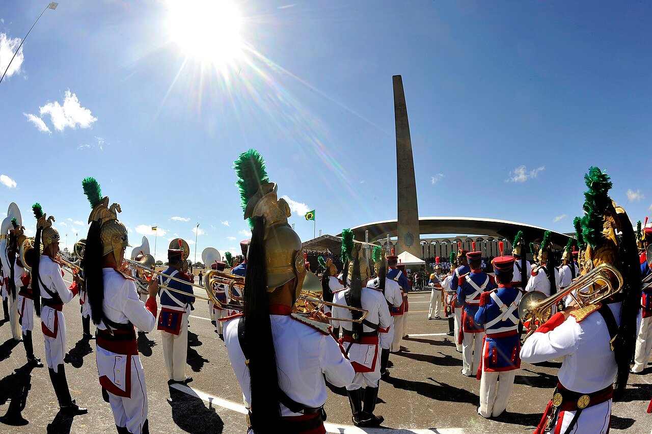 Banda militar em desfile do Dia do Soldado no Quartel-General do Exército, em Brasília