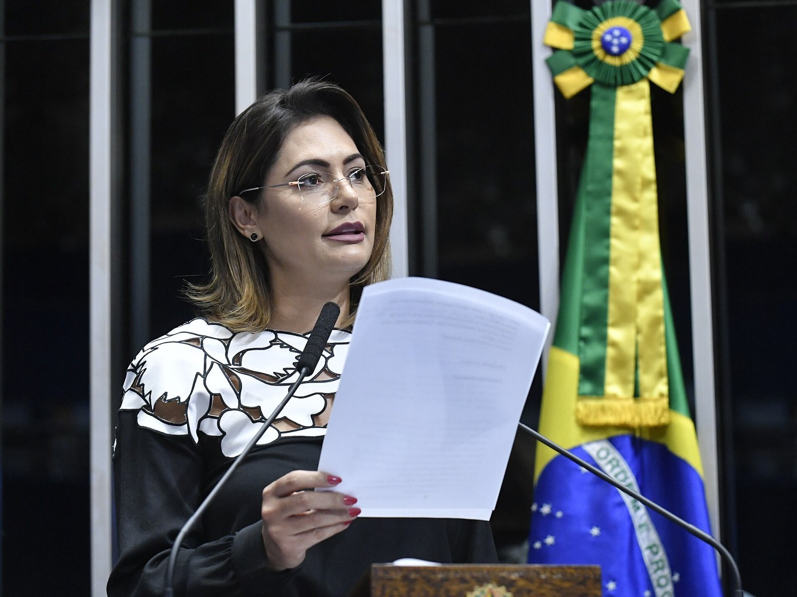 Michelle Bolsonaro discursa no Senado Federal segurando um documento