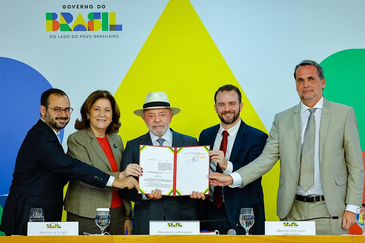 Cerimônia no Palácio do Planalto com o presidente Lula e o ministro da Fazenda, Dario Durigan, à direita