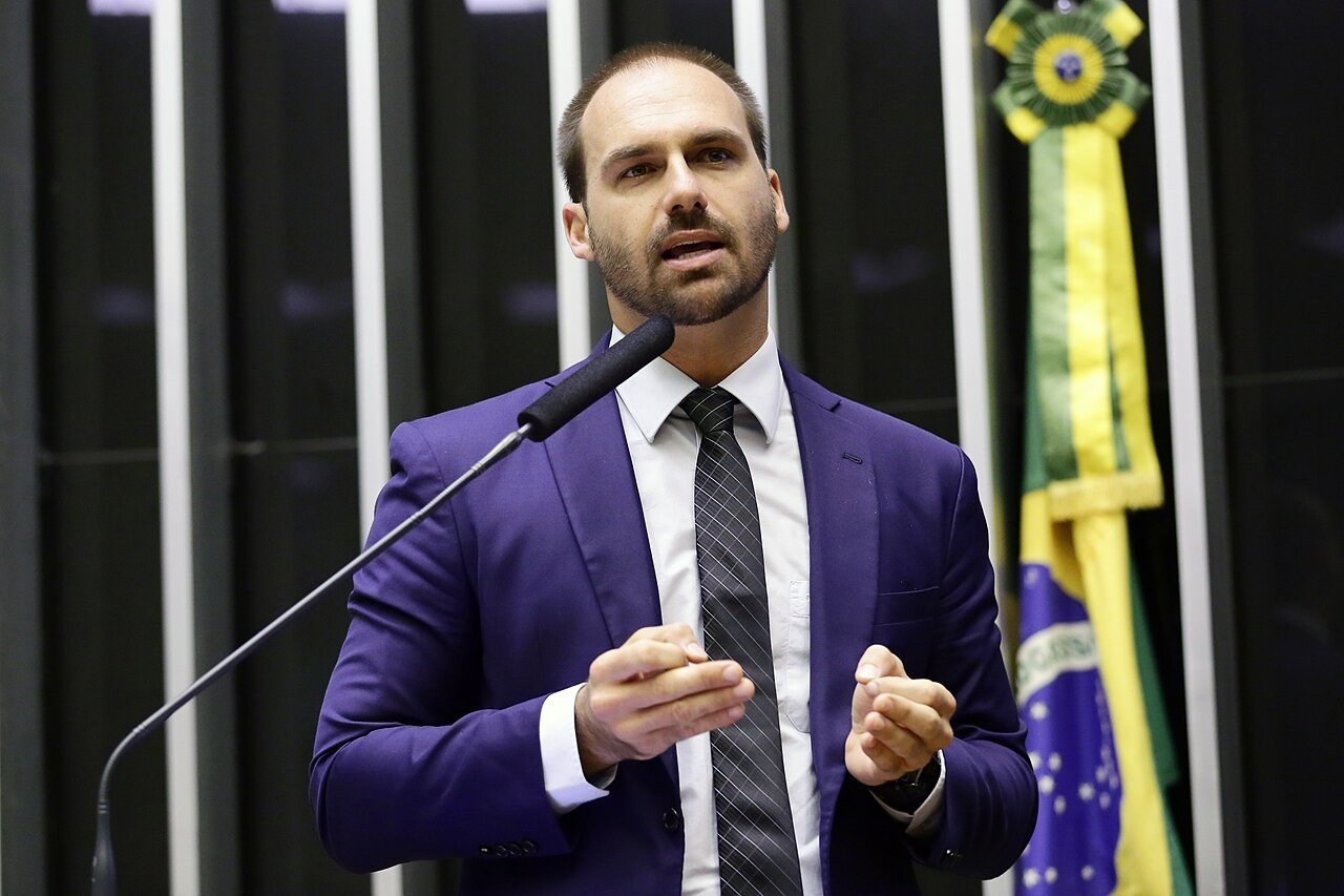 Eduardo Bolsonaro discursa na tribuna da Câmara dos Deputados ao lado da bandeira do Brasil