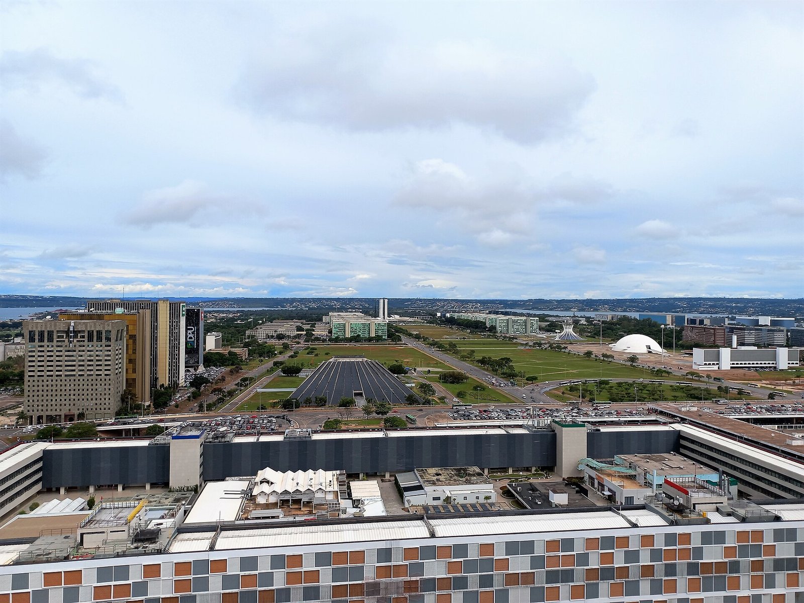 Vista do Eixo Monumental de Brasília, com a Esplanada dos Ministérios ao fundo