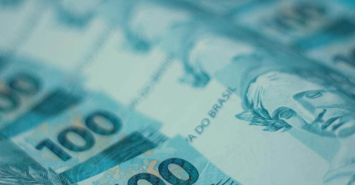 Cédulas de cem reais espalhadas sobre superfície plana