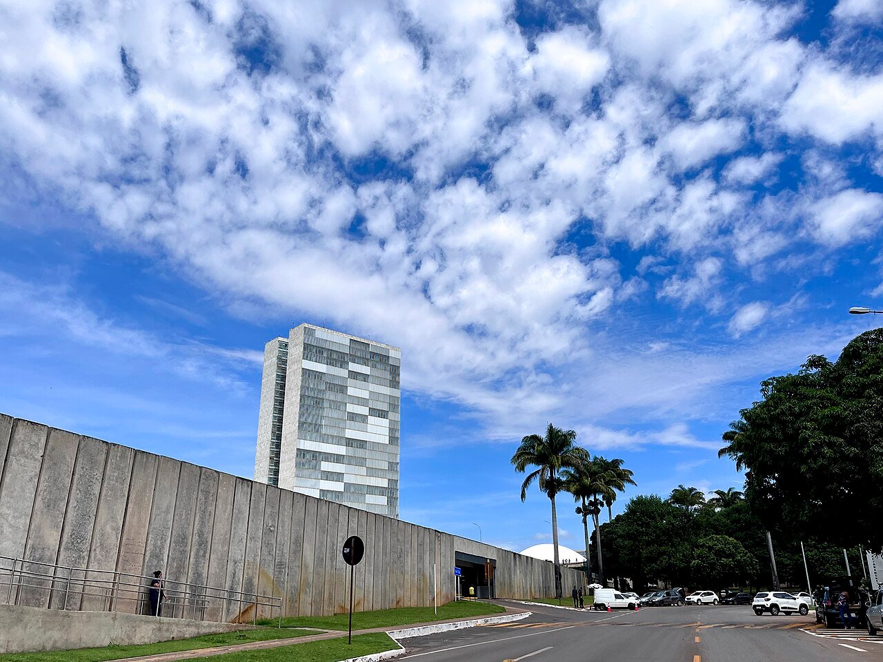 Torres do Congresso Nacional vistas da via S1, em Brasília
