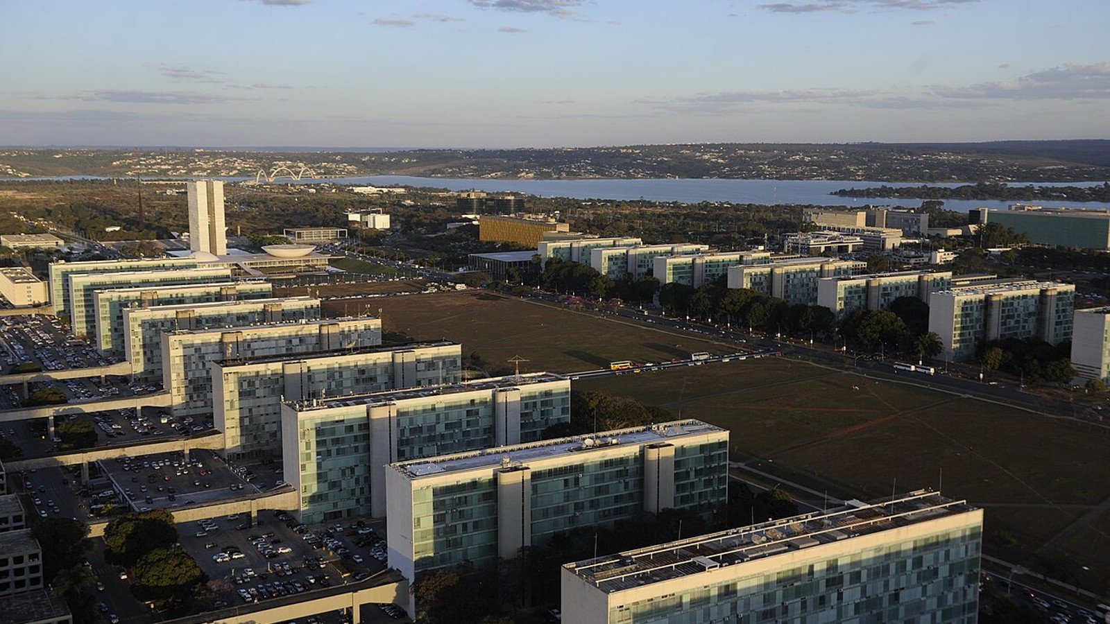 Vista aérea da Esplanada dos Ministérios, em Brasília, com os blocos ministeriais, o Congresso Nacional e o Lago Paranoá ao fundo