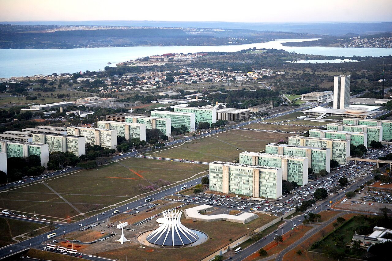 Vista aérea da Esplanada dos Ministérios em Brasília com a Catedral e o Congresso Nacional ao fundo