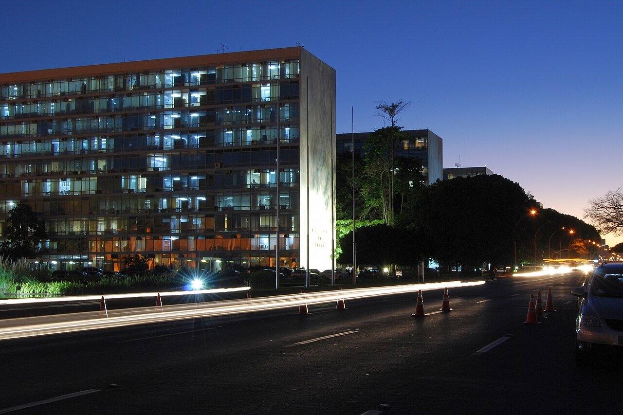 Prédios da Esplanada dos Ministérios, em Brasília, iluminados ao entardecer