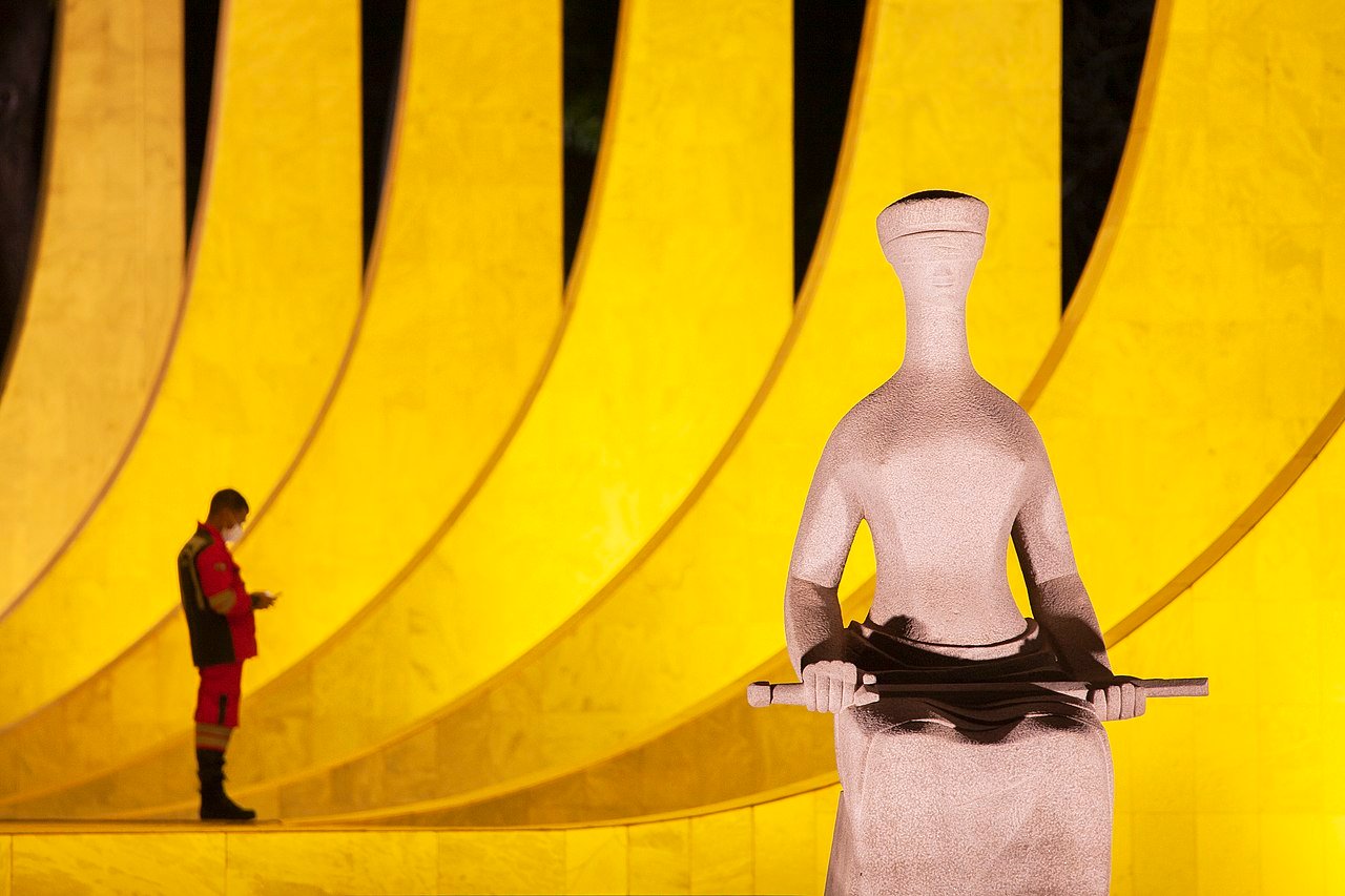 Escultura A Justiça, de Alfredo Ceschiatti, em frente ao edifício do Supremo Tribunal Federal