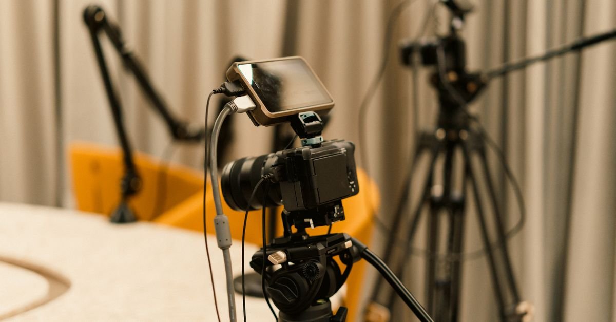 Câmera de vídeo e equipamento de gravação montados em estúdio