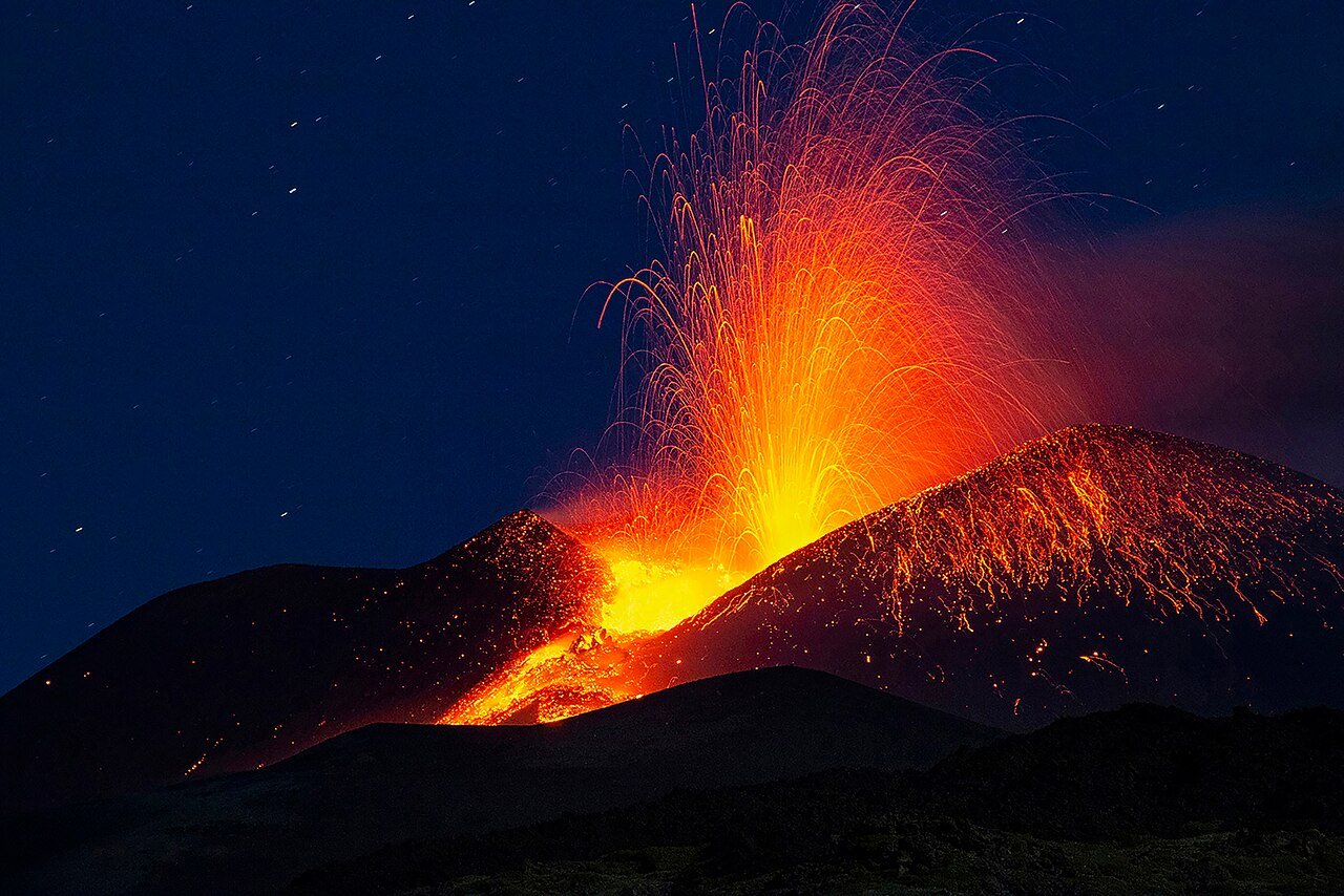 Erupção noturna do vulcão Etna, na Sicília, com fonte de lava incandescente projetada acima da cratera