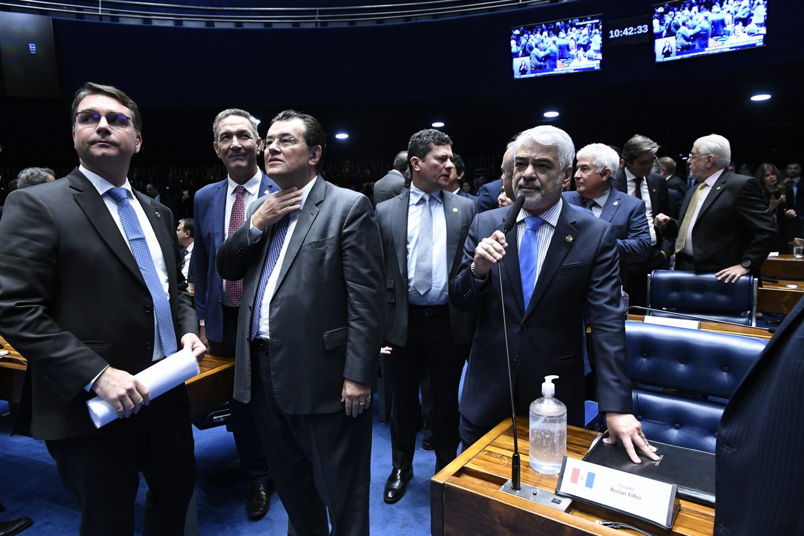Plenário do Senado com senadores reunidos, entre eles Flávio Bolsonaro, na reunião de fevereiro de 2023
