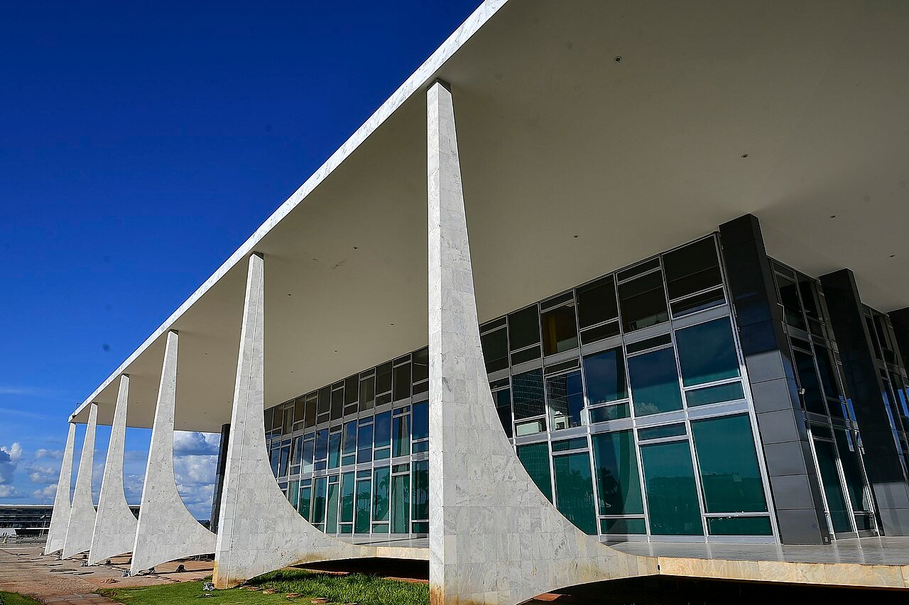 Fachada do edifício-sede do Supremo Tribunal Federal em Brasília, com as colunas de mármore e o céu azul