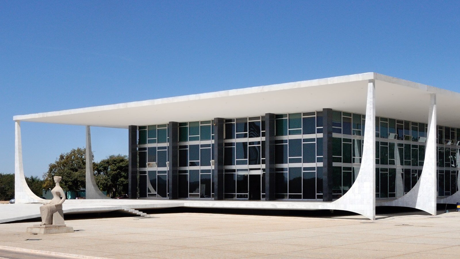 Fachada do edificio-sede do Supremo Tribunal Federal, em Brasilia, com a estatua da Justica