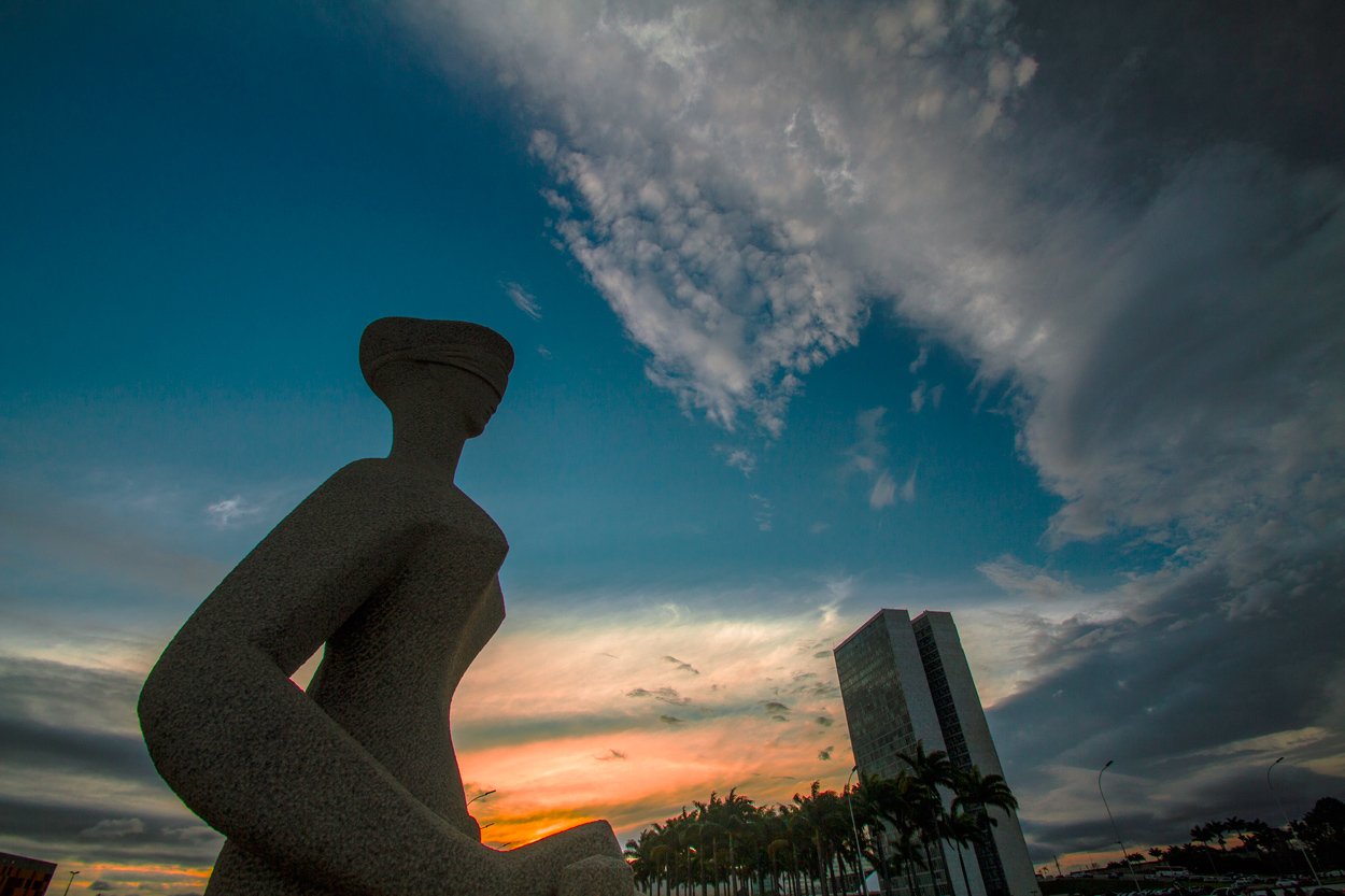 Escultura A Justiça em frente ao Supremo Tribunal Federal ao entardecer, em Brasília