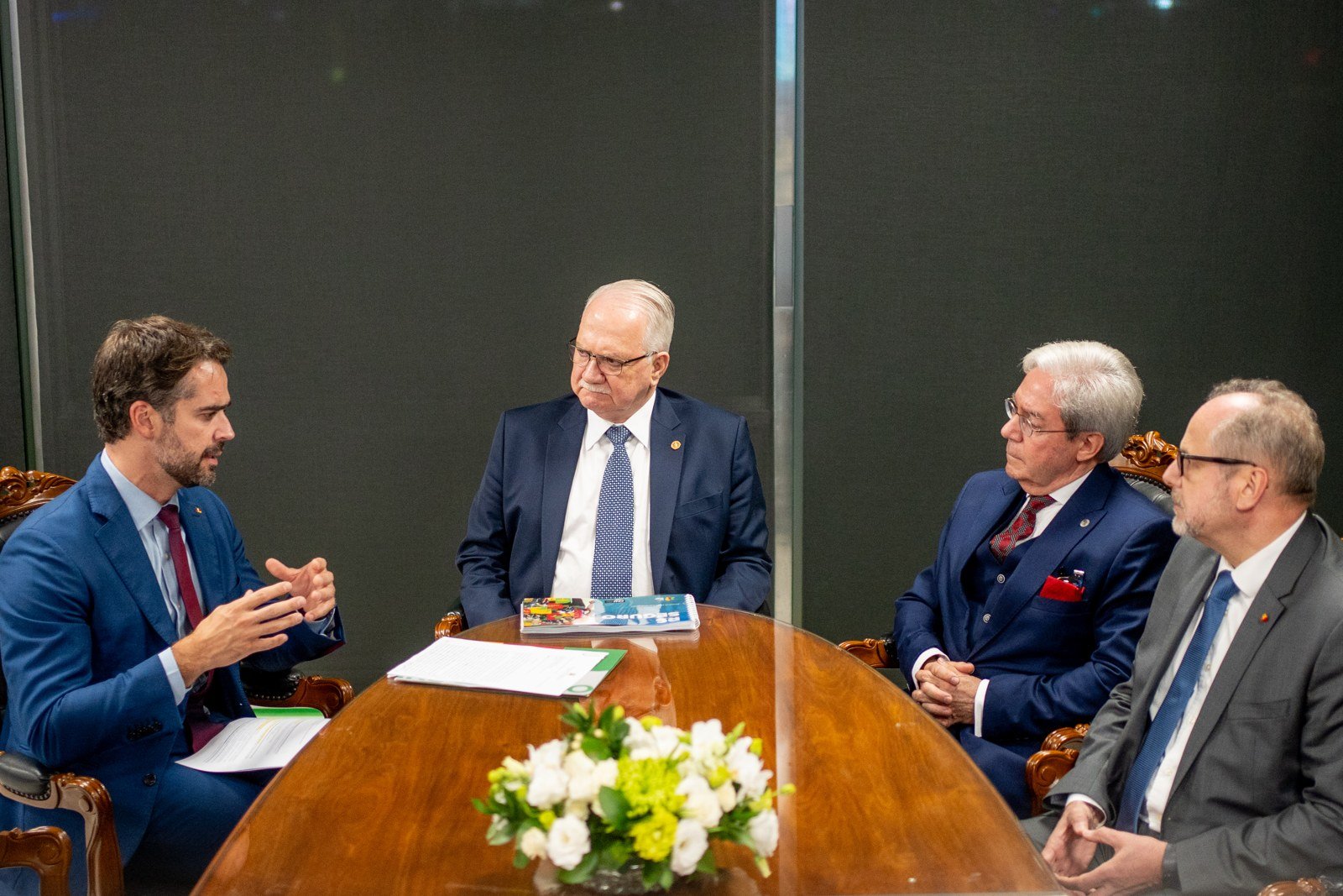 O ministro Edson Fachin, presidente do STF, sentado à mesa de reunião em audiência no Supremo, em março de 2026