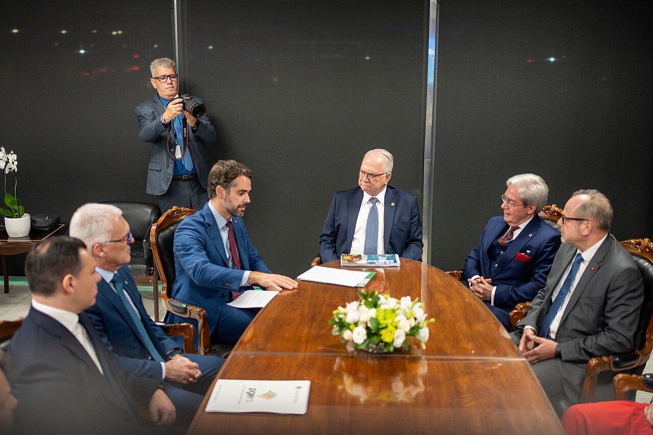 O presidente do Supremo Tribunal Federal, ministro Edson Fachin, ao centro da mesa, durante audiência no Palácio Piratini, em Porto Alegre, em março de 2026