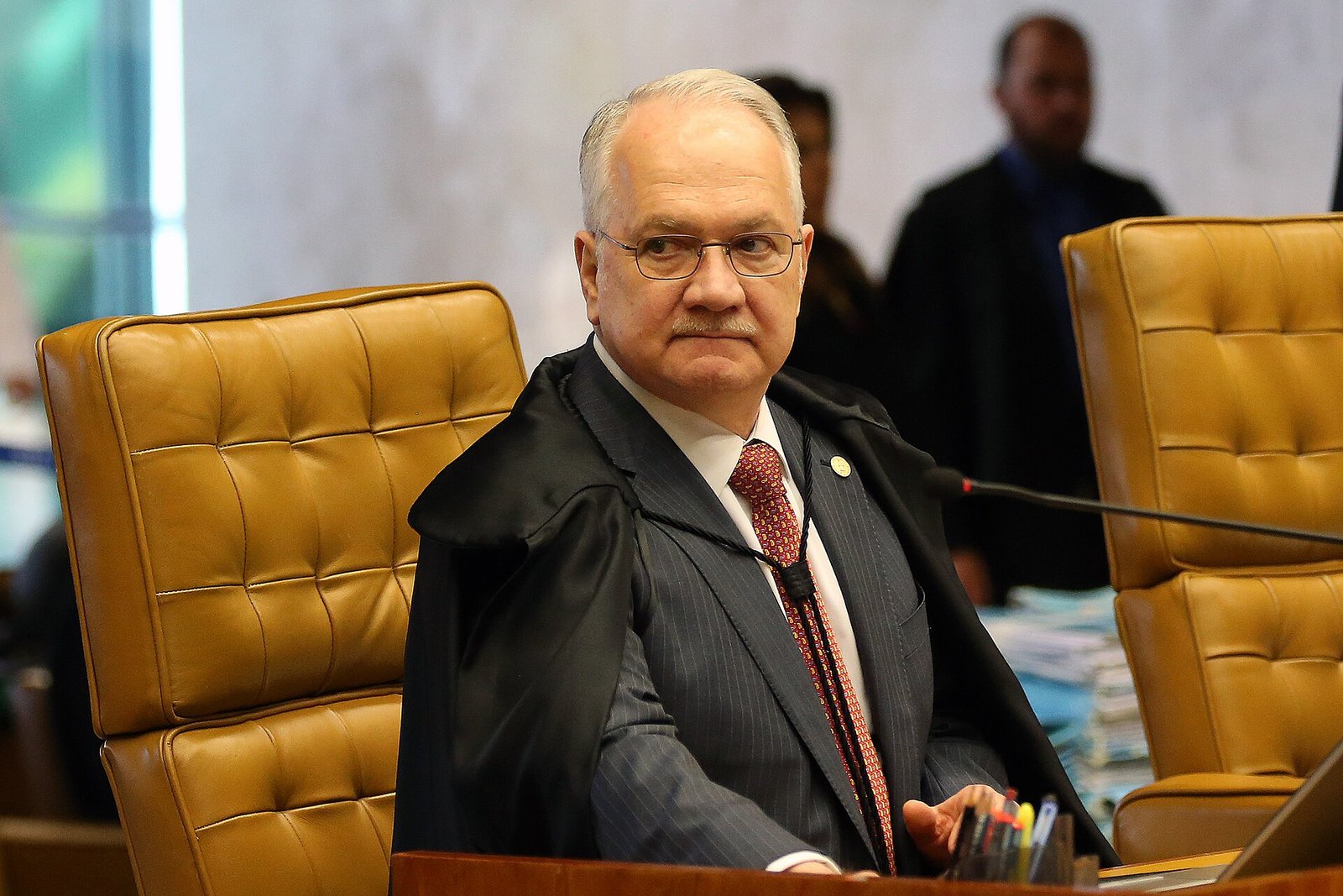 O ministro Edson Fachin sentado na bancada do plenário do Supremo Tribunal Federal