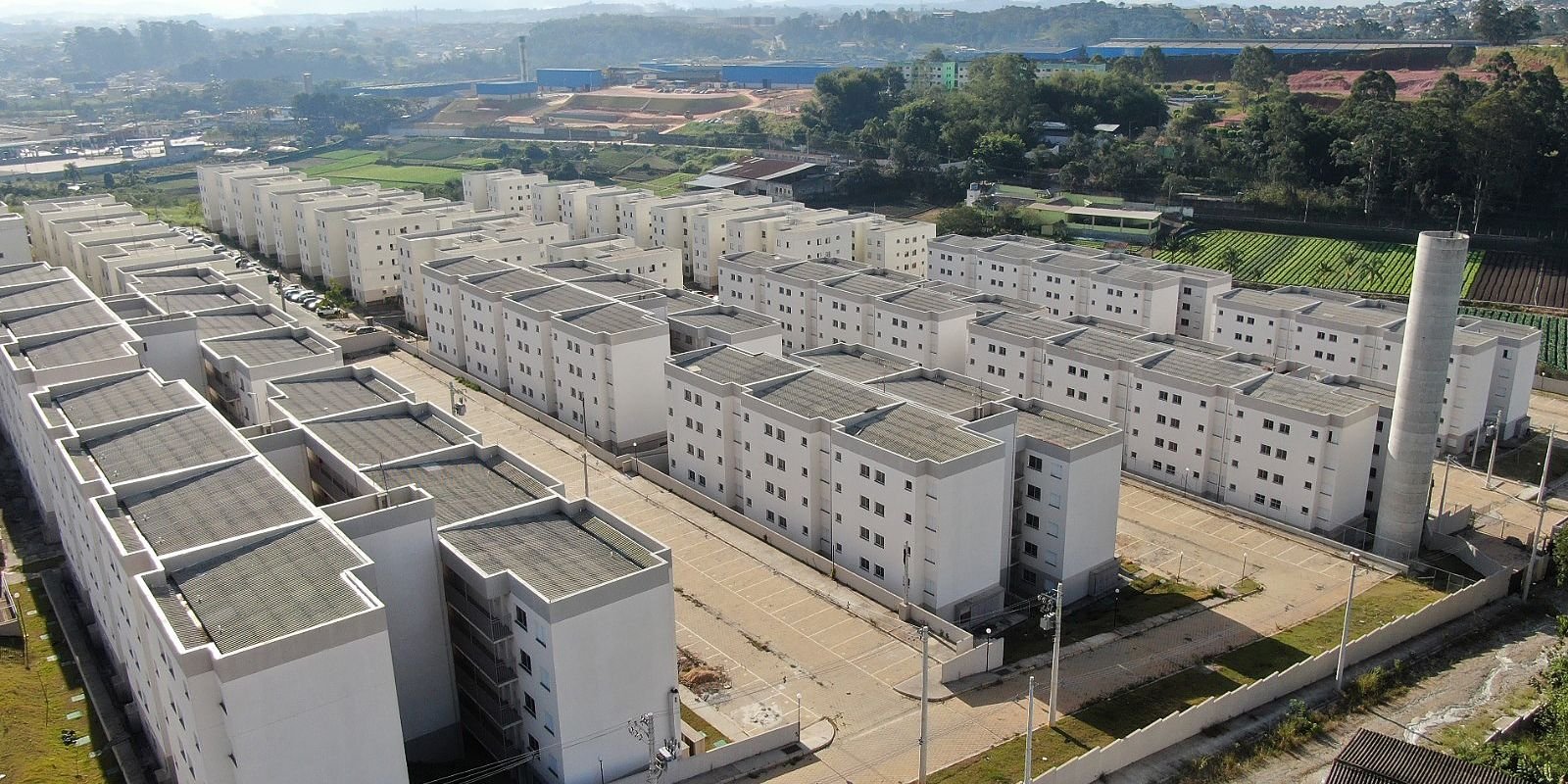 Vista aérea de conjunto habitacional com prédios de quatro andares