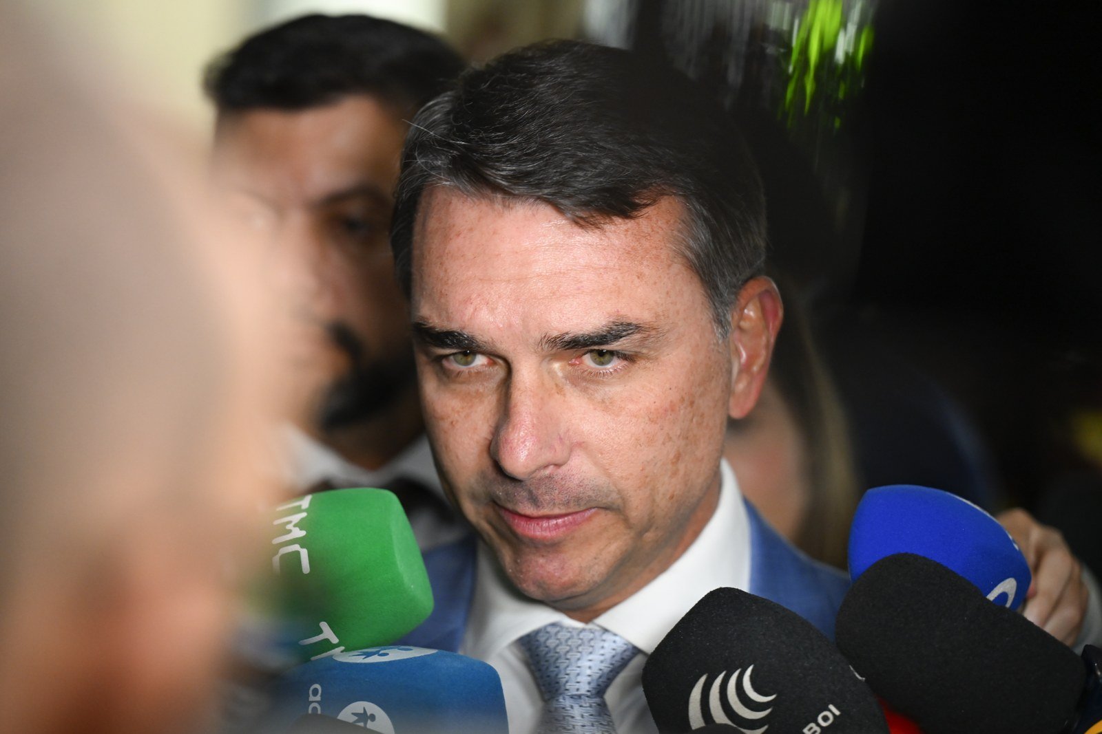 Senador Flávio Bolsonaro cercado de microfones de jornalistas, em foto de arquivo