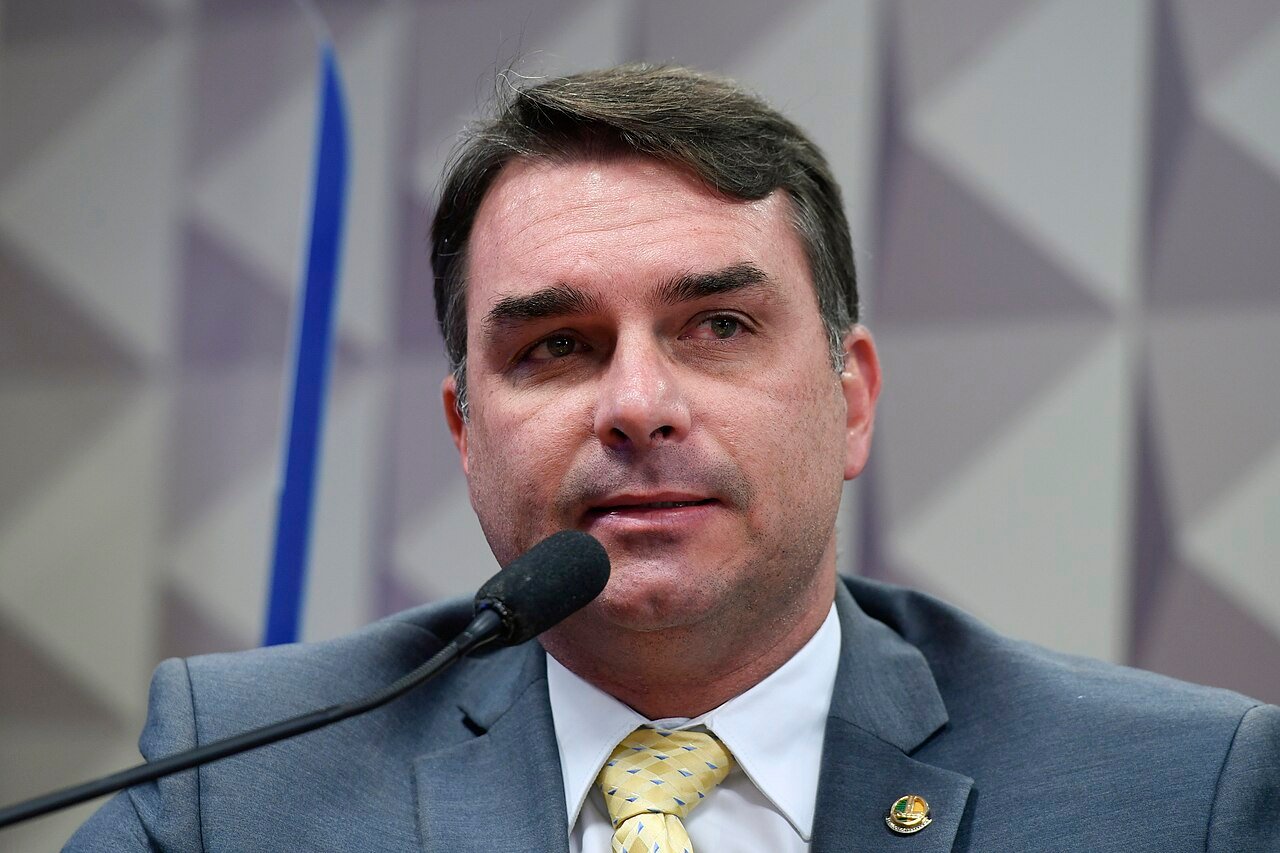 O senador Flávio Bolsonaro fala ao microfone durante reunião de comissão no Senado Federal