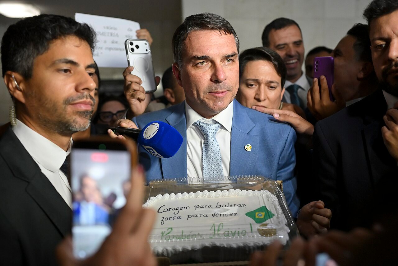 O senador Flávio Bolsonaro cercado por jornalistas e assessores no Senado, em foto de arquivo