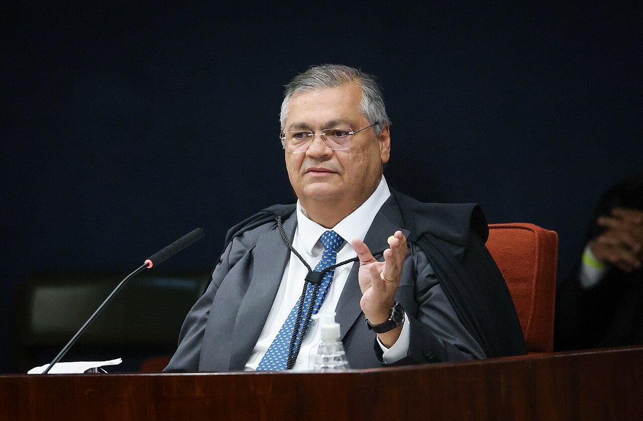 O ministro Flávio Dino, de toga, durante sessão no plenário do Supremo Tribunal Federal