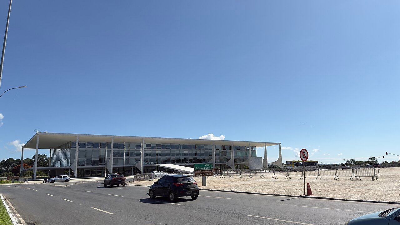 Fachada do Palácio do Planalto vista da via em frente, em dia de céu azul