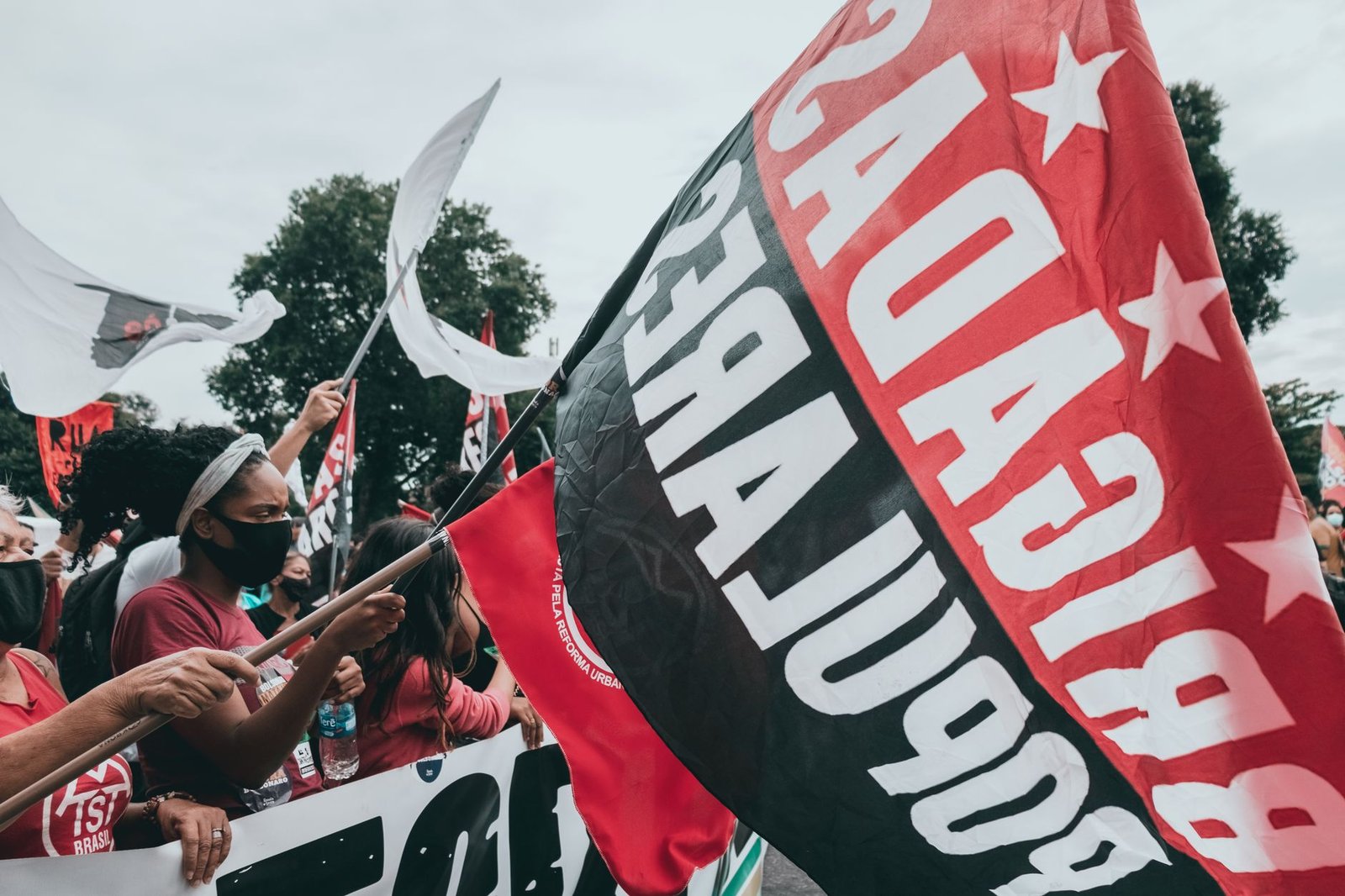 Manifestantes com bandeiras vermelhas e faixas em ato de rua no Rio de Janeiro; foto de arquivo, sem relação com as entidades citadas